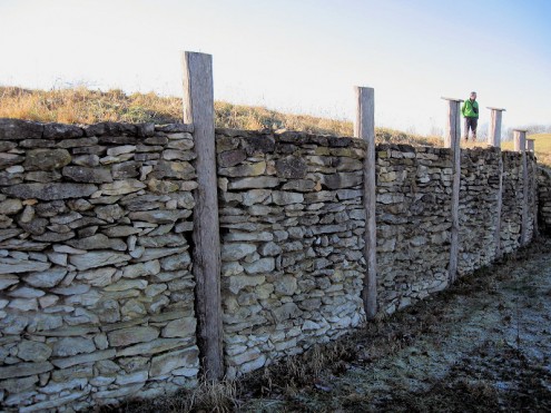 Pfostenschlitzmauer (Foto: Kreh)